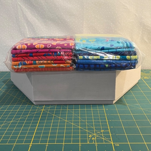 Quilting cotton - fat quarter bundle Modern Marks by Christa Watson for Benartex - Picture 5 of 7